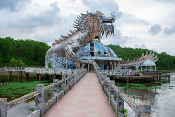 Tempat wisata terbaik di Hue Vietnam - Thuy Tien Abandoned Water Park