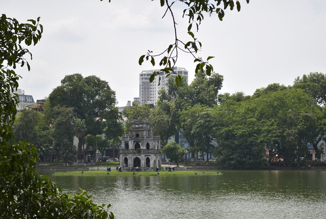 tempat wisata terbaik di Hanoi Vietnam - Hoan Kiem Lake